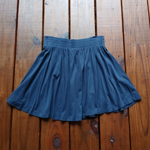 H&M XS/S basic navy blue soft flowy mini skirt - Picture 2 of 5